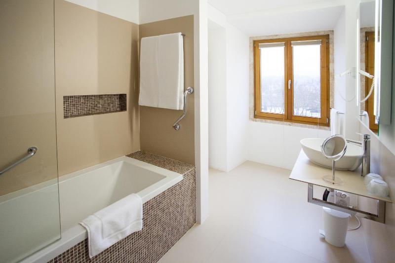 Premium Twin Room image 3