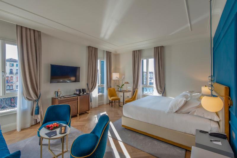 Junior Suite with Canal View image 2