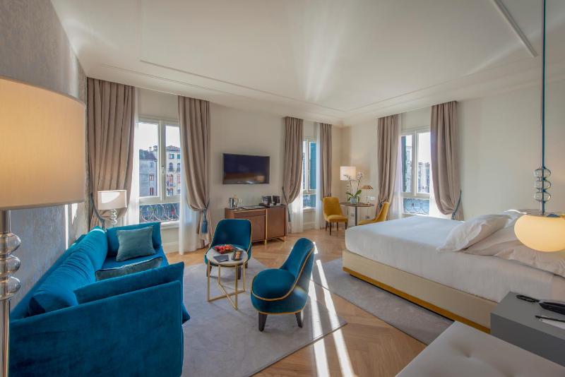 Junior Suite with Canal View image 4