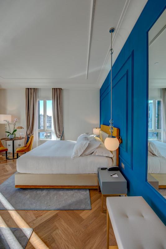 Junior Suite with Canal View image 3