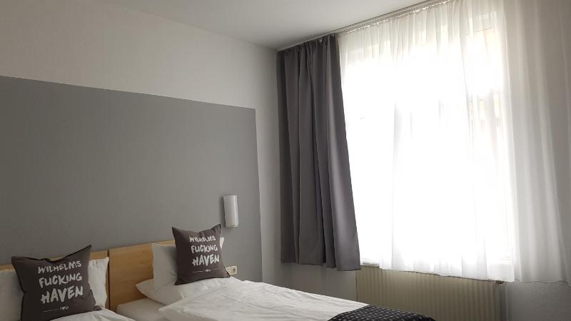 Double Room image 4