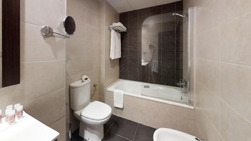 Three-Bedroom Apartment (7 Adults) image 2