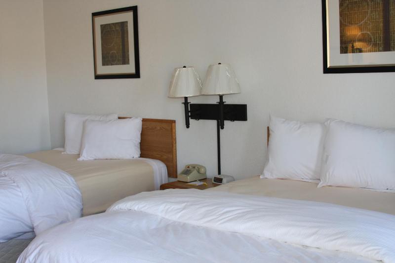 Queen Room with Two Queen Beds - Non-Smoking image 4