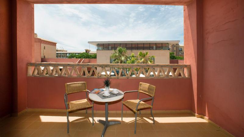 One-Bedroom Apartament with Front Pool Views image 2
