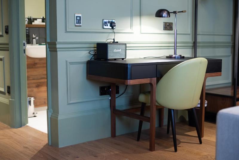 Superior King Room image 3