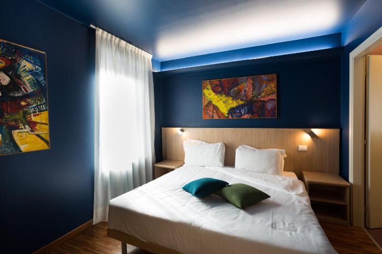 Double or Twin Room with Private Bathroom image 2