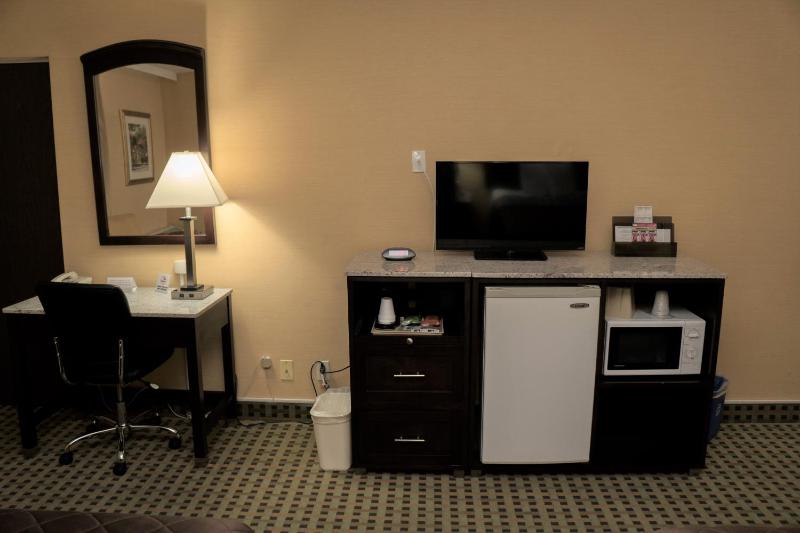 Queen Room with Two Queen Beds - Non-Smoking image 2