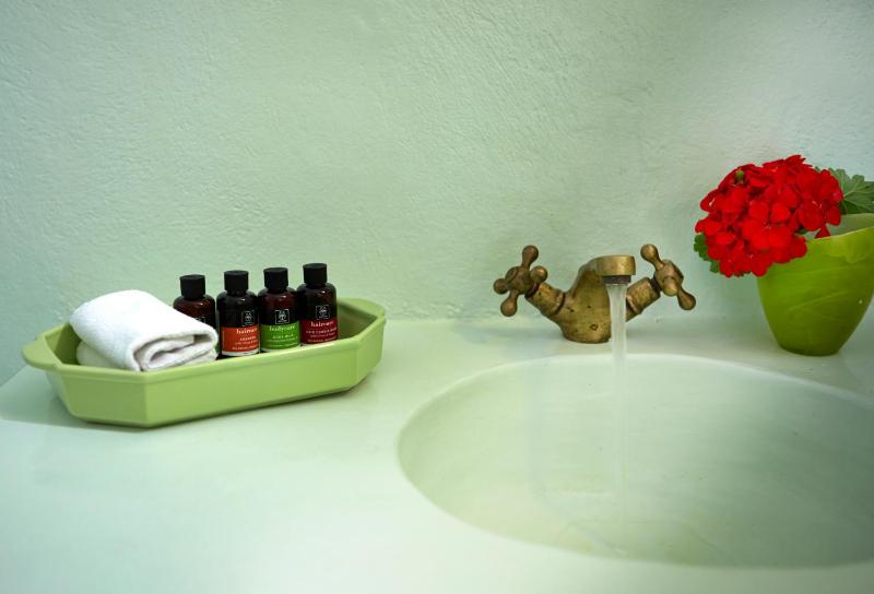 Honeymoon Suite with Private Outdoor Hot Tub and Sea View image 3