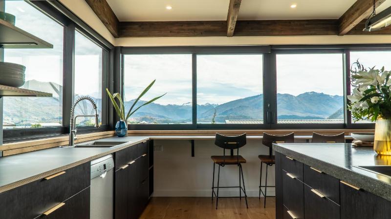Farrant Drive - Sleeps 8 - Lake & mountain views - Modern & Stylish - image 11