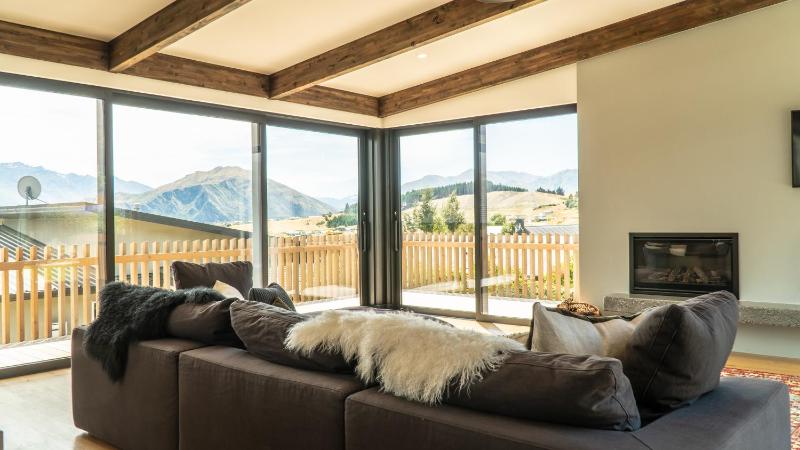 Farrant Drive - Sleeps 8 - Lake & mountain views - Modern & Stylish - image 17