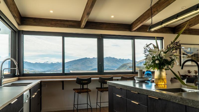 Farrant Drive - Sleeps 8 - Lake & mountain views - Modern & Stylish - image 4
