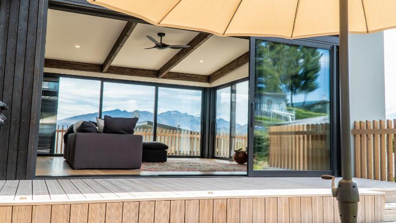 Farrant Drive - Sleeps 8 - Lake & mountain views - Modern & Stylish - image 3