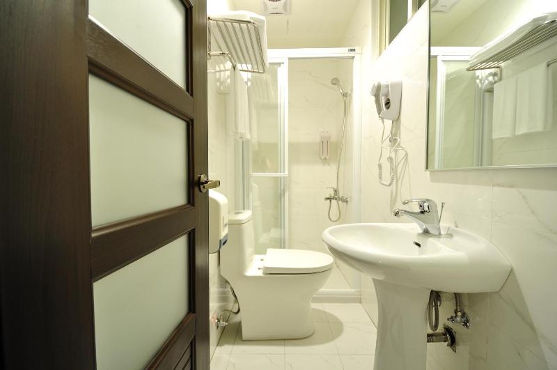 Budget Twin Room without Window image 2