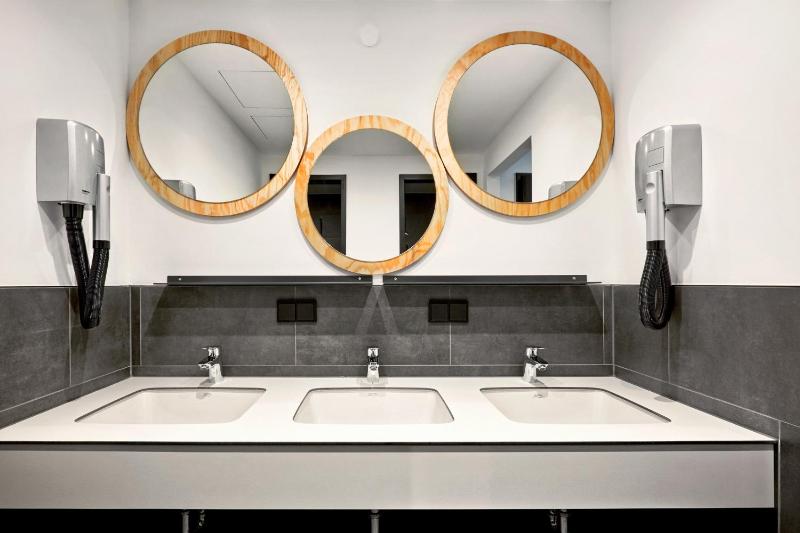 Twin Room with Shared Bathroom image 3