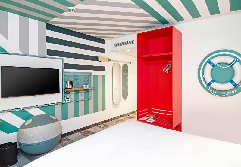 Superior Double Room with Sofa image 3