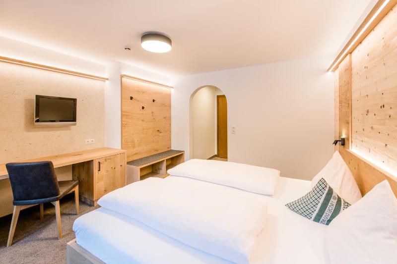 Double Room with Shower image 2