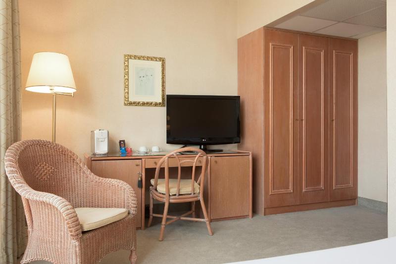Deluxe Double or Twin Room with Sea View image 3