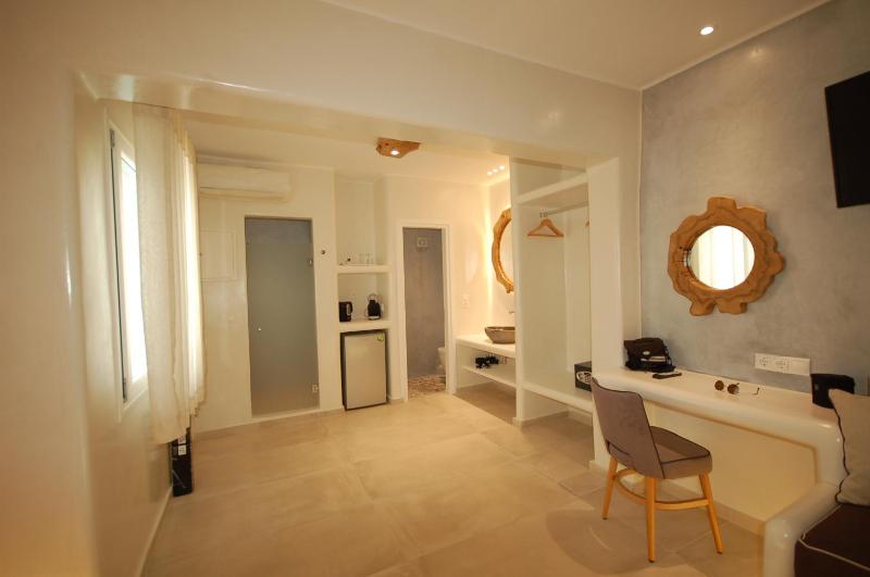 Deluxe Sea View Suite with Jetted Tub image 4