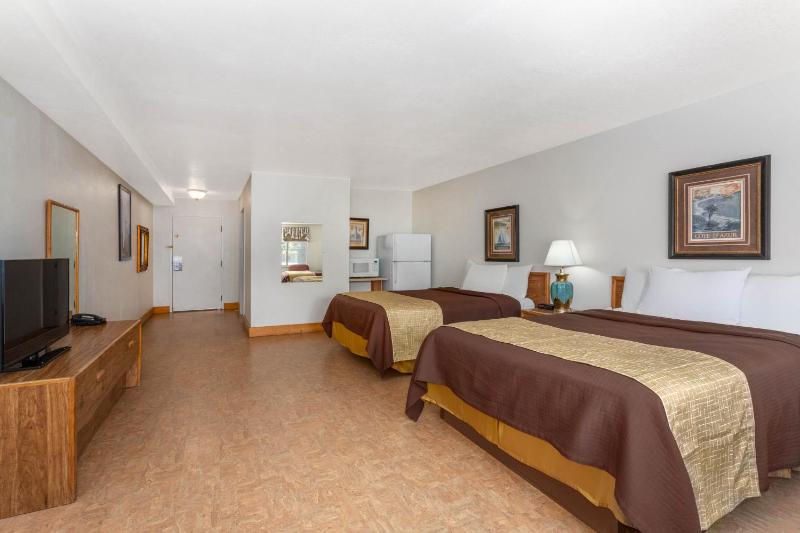 Queen Room with Two Queen Beds - Mobility Access/Non-Smoking image 3