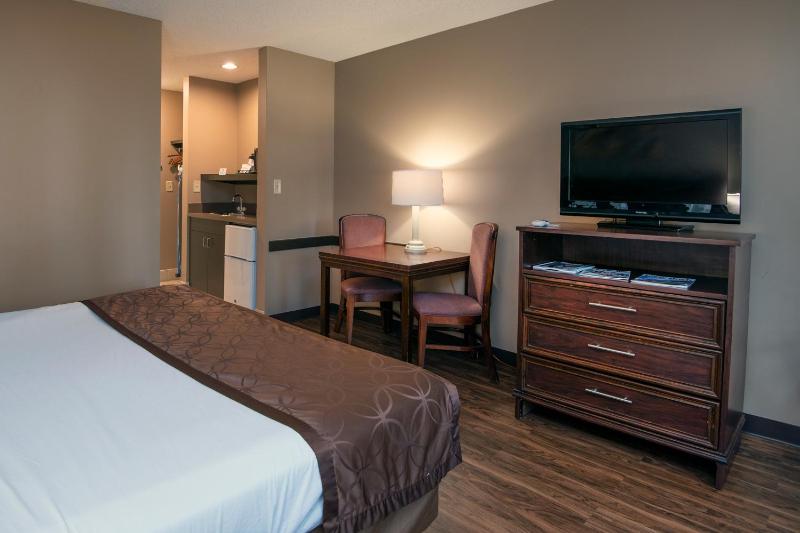 Queen Suite with Kitchenette image 4