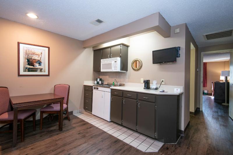 Queen Suite with Kitchenette image 2