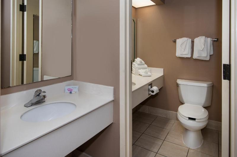 Queen Suite with Kitchenette image 3