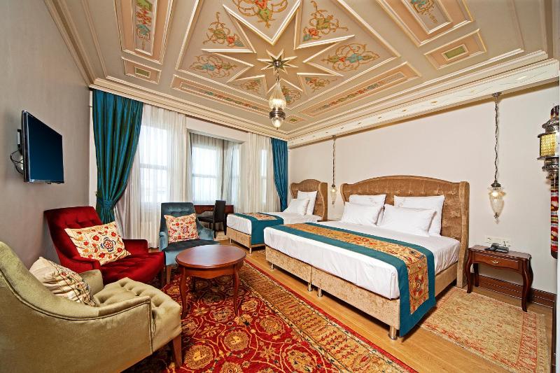 Deluxe Triple Room image 3