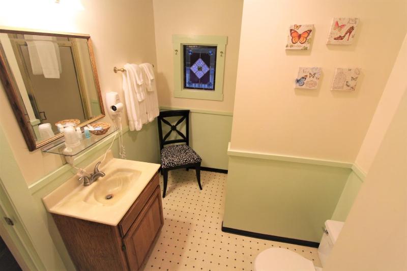 1 Queen Bed, Room #1 (NO Pets) image 4