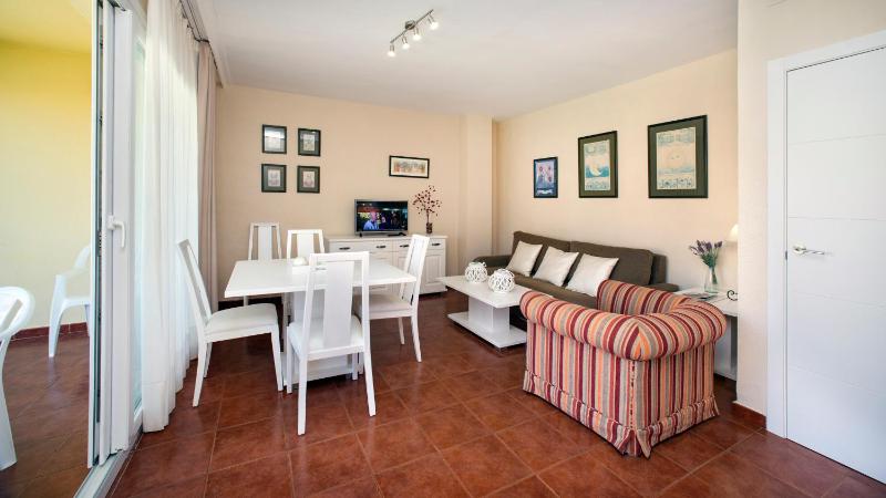 Superior Two-Bedroom Apartment (5 Adults o 4 Adults + 2 Children) image 3