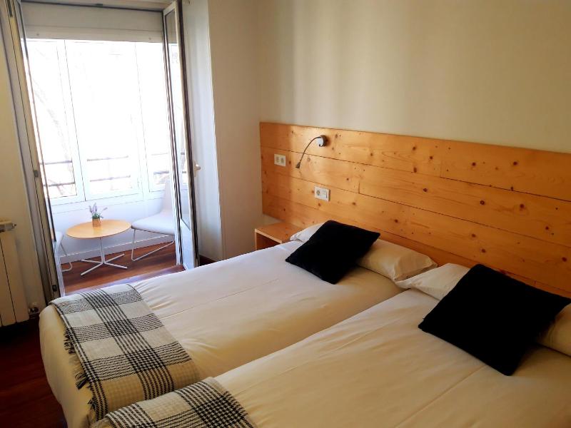 Twin Room with Balcony image 1