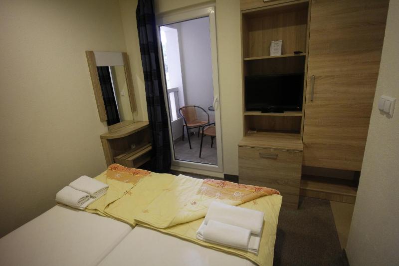 Small Double Room image 3