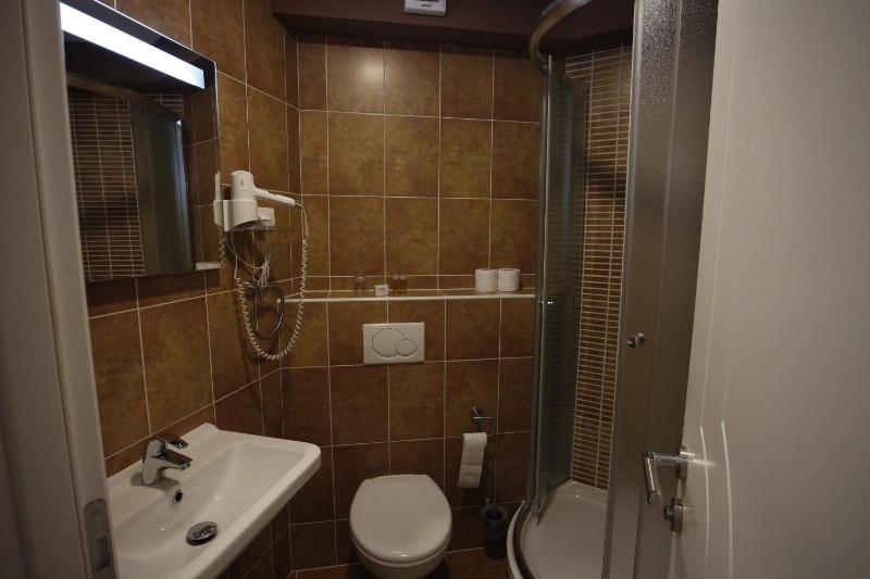 Small Double Room image 4