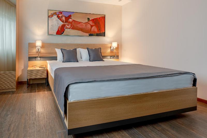 Junior Suite with Balcony image 1