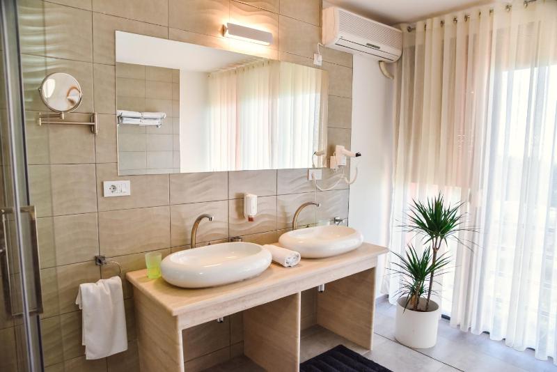 Double Room with Balcony image 3