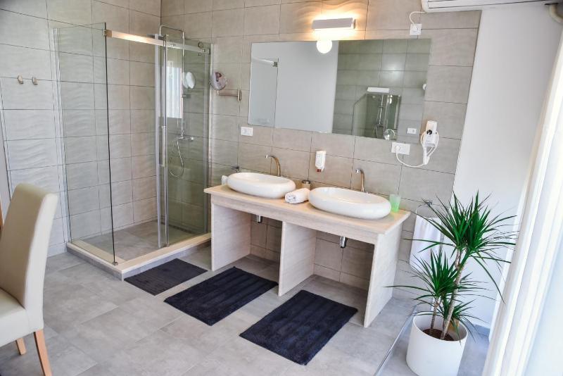 Double Room with Balcony image 2