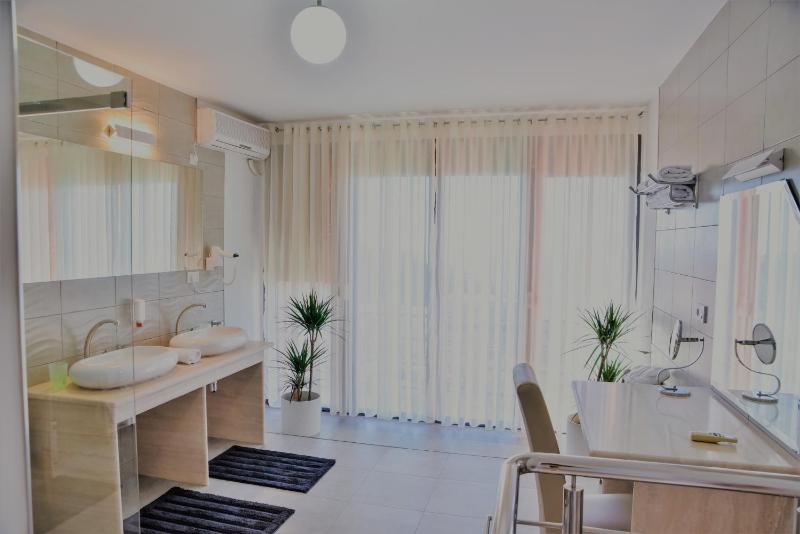 Double Room with Balcony image 4