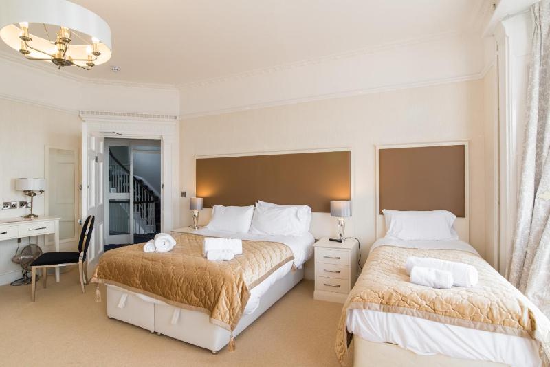 Standard Family Room image 2