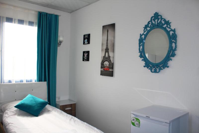 Triple Room with Pool View image 1