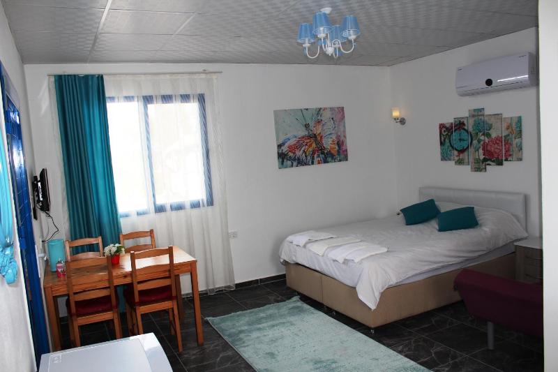 Triple Room with Pool View image 4