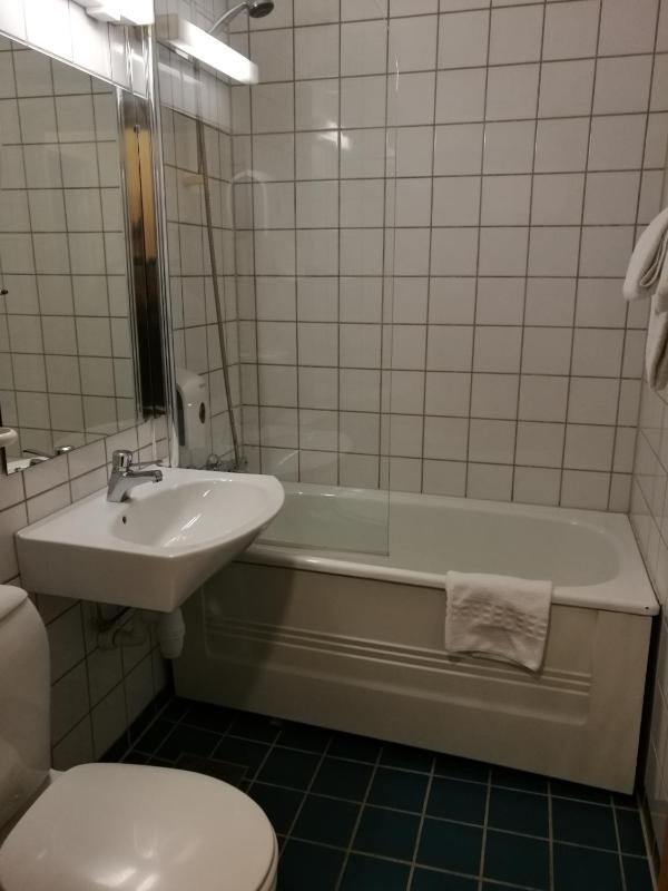 Small Twin Room - side building image 3