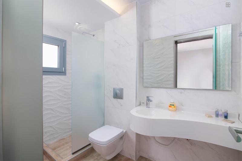 Double Room with Sea View image 3