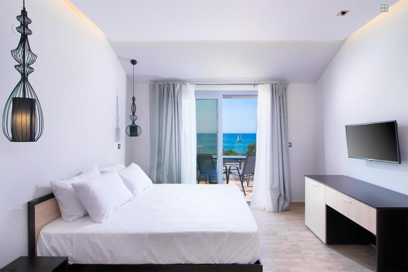 Double Room with Sea View image 2
