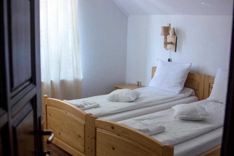 Standard Twin Room image 4