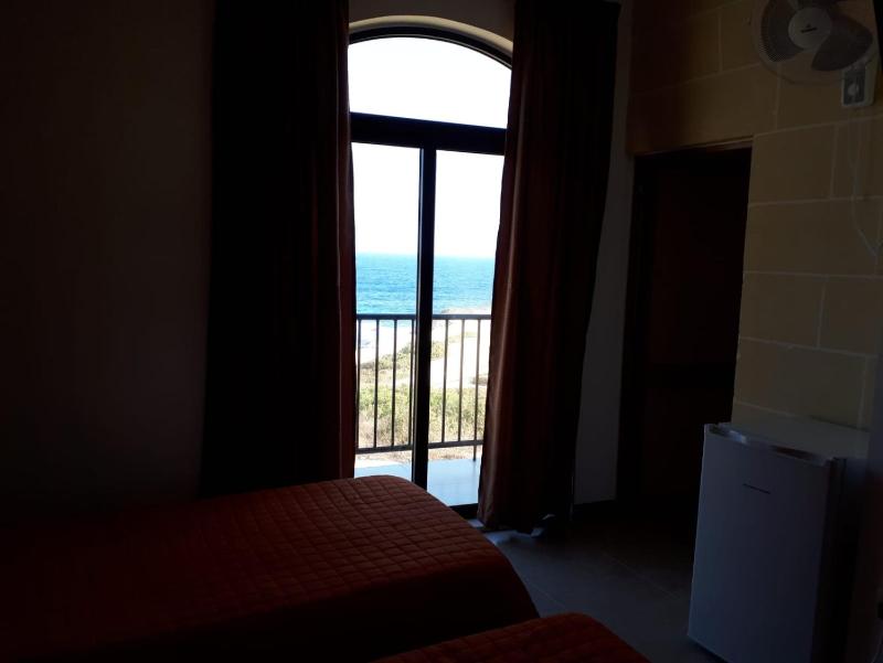 Twin Room with Sea View image 4