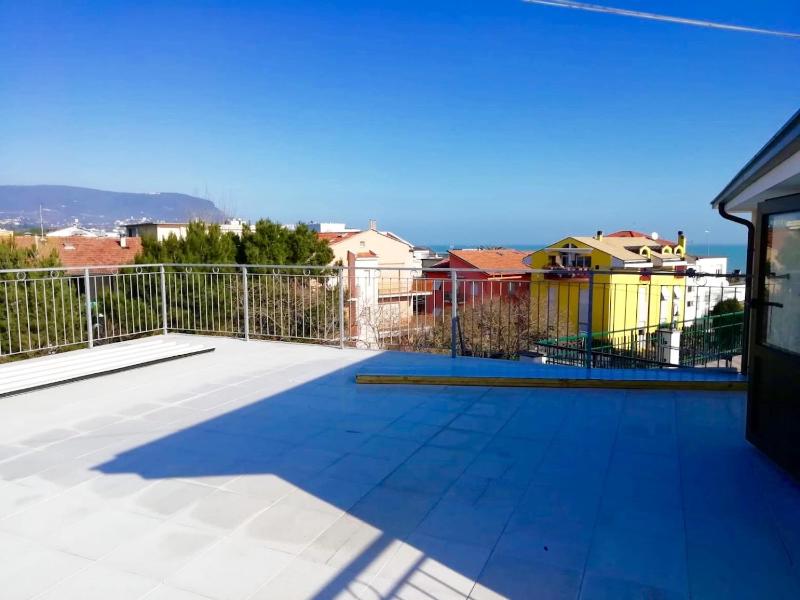 M218 - Marcelli, trilocale con terrazzo a 50mt dal mare Images