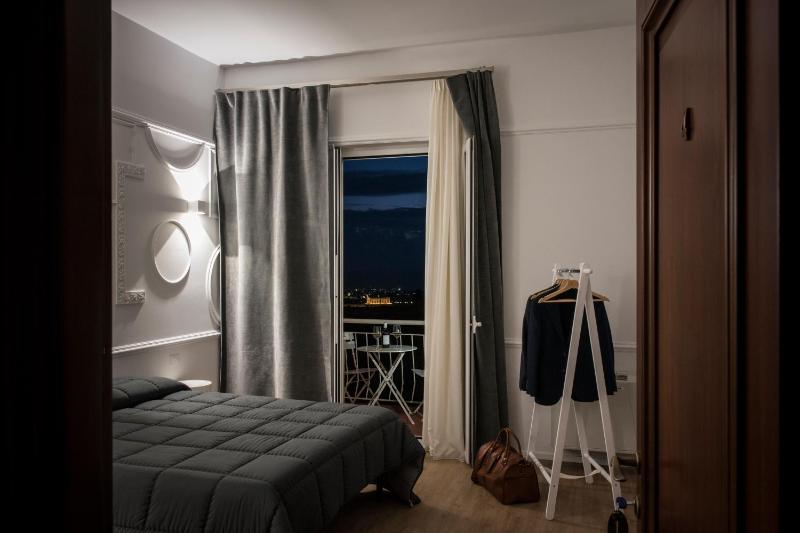 Double Room with Balcony and Sea View image 4