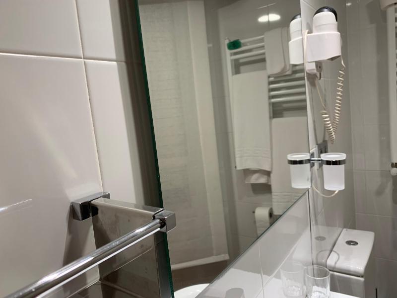 Double or Twin Room image 4