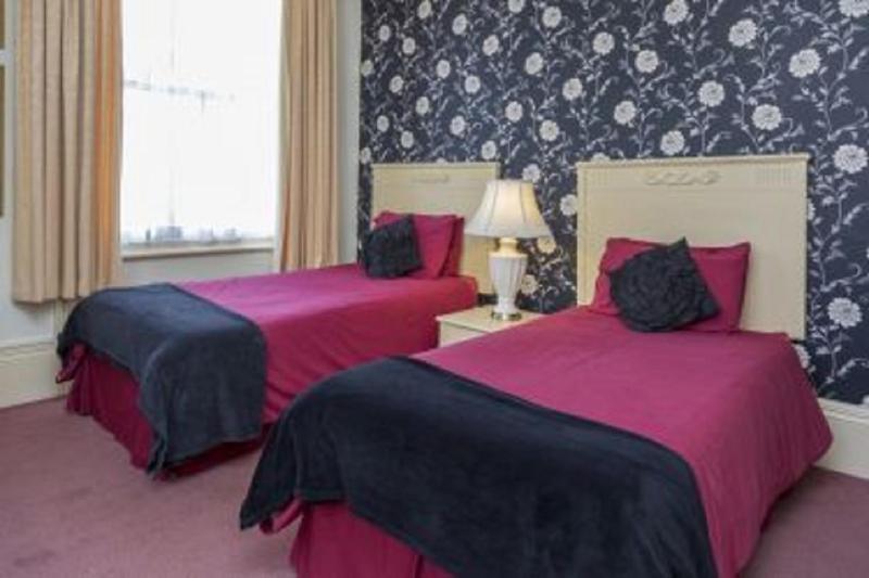 Twin Room image 4