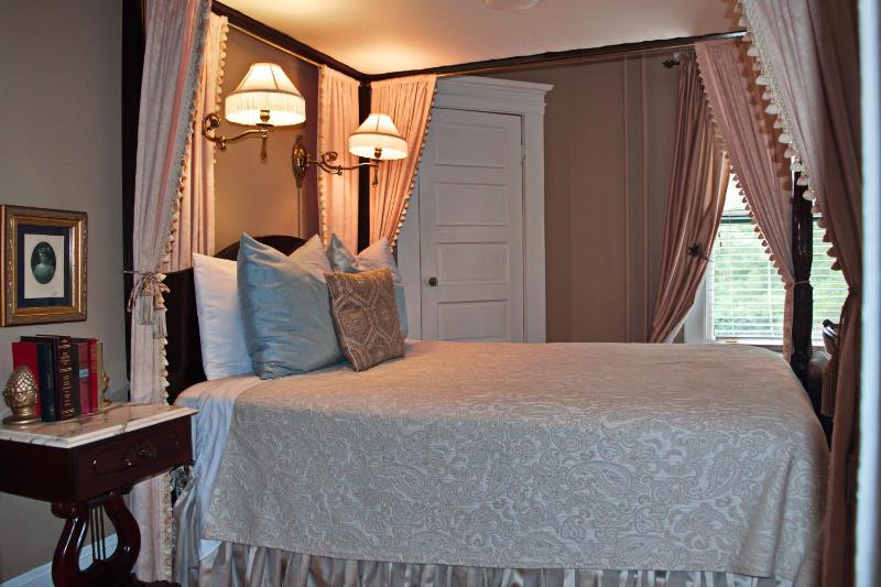 Superior Queen Room image 2