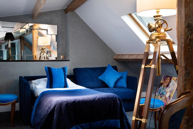 Premium Quadruple Room image 3